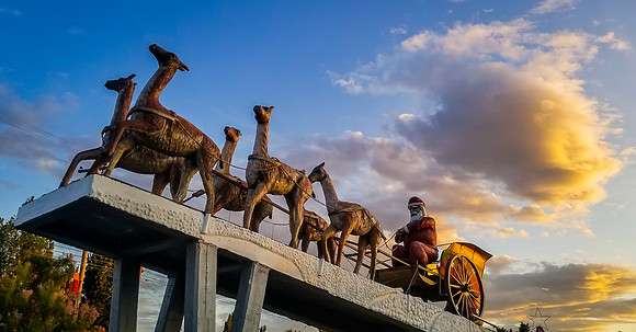Papa Noel and his Eight Guanacos